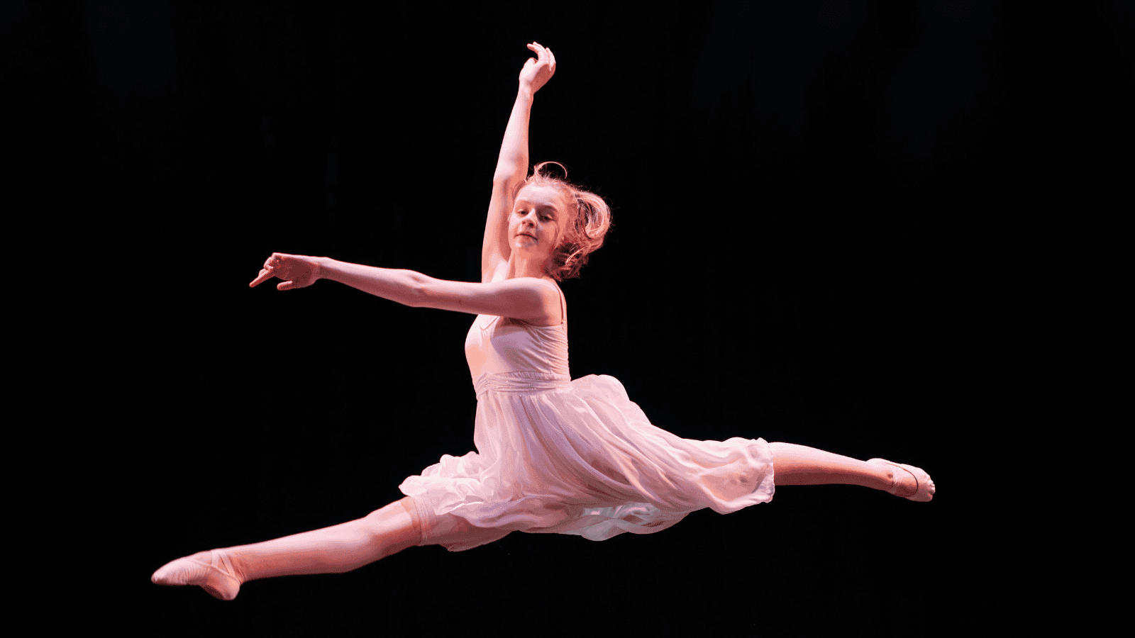 Performing arts student Izzy who is studying A levelphysics with NEC