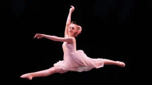 Performing arts student Izzy who is studying A levelphysics with NEC