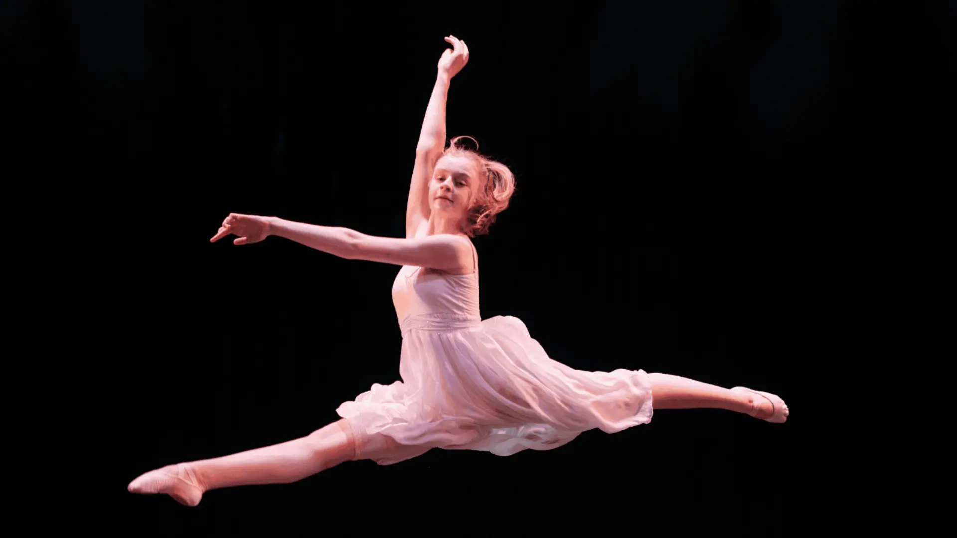 Performing arts student Izzy who is studying A levelphysics with NEC